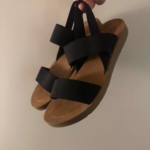 EUC Kelly & Katie Women’s Aria Flat Strappy Sandals Black and Tan Size 8